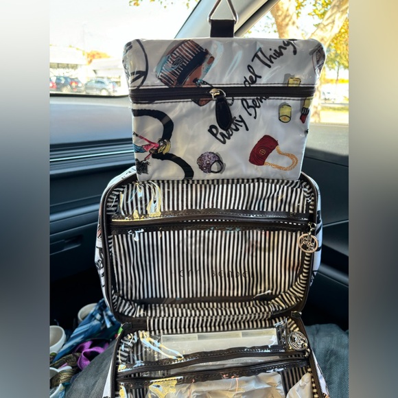 Henri Bendel Weekend Hanging Travel Toiletry Bag - Picture 5 of 6